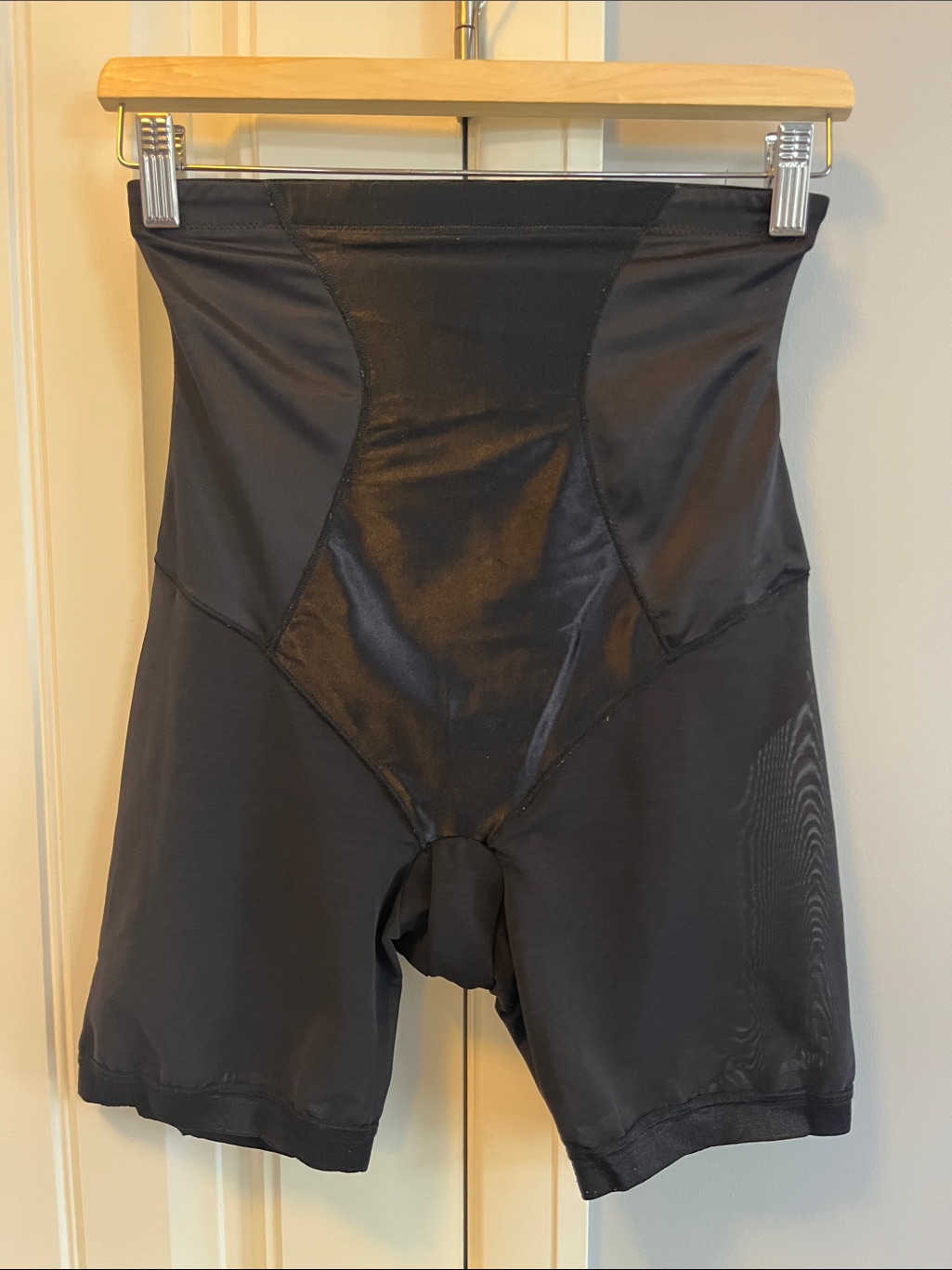 Maidenform High-Waist Black Shaping Shorts M